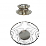 Duas peças metal espessurado a prata sendo uma cesta vazada e uma molheira com base acoplada falta alça. Med. Alt. 6, 20cm e 8, 18cm diam