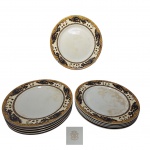 PORCELANA IMPERIAL IRONSTONE WARE N K T JAPAN - Doze pratos principais decoração Ming nas cores preto e dourado, marcado na base, produção meados da década de 30, fundo em craquele, apresenta algumas manchas. Med. Diam. 22,5cm 