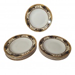 PORCELANA IMPERIAL IRONSTONE WARE N K T JAPAN - Doze pratos para sopa, decoração Ming nas cores preto e dourado, marcado na base, produção meados da década de 30. Um prato lascado. Med. Diam. 22cm 