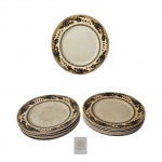 PORCELANA IMPERIAL IRONSTONE WARE N K T JAPAN - Doze pratos para sobremesa, decoração Ming nas cores preto e dourado, marcado na base, produção meados da década de 30, fundo em craquele, apresenta algumas manchas e um prato bicado. Med. Diam. 22,5cm 