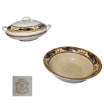 PORCELANA IMPERIAL IRONSTONE WARE N K T JAPAN - Uma sopeira e uma travessa  circular alta, decoração Ming nas cores preto e dourado, marcado na base, produção meados da década de 30, travessa com craquele e manchas,  Med. Diam. 23cm e alt. 12cm. e Diam. 2
