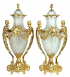Baccarat - Par de imponentes ânforas em cristal francês, com guarnições em bronze. Alts. 72cm.