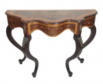 Aparador estilo Luís XV, em madeira com marqueterie floral. Tampo recortado. Guarnições em bronze