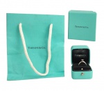 Tiffany - Anel solitário em platina com brilhante de 0,39kt. Aro 14. Acompanha embalagem, caixa, ter