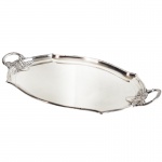 BANDEJA EM METAL ESPESSURADO A PRATA. Medidas: Largura 35cm e Comprimento 62cm.Obs Em perfeito estado de conservação