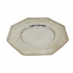 SOPPIL - TRAVESSA EM METAL ESPESSURADO A PRATA EM FORMATO OITAVADO. Medidas: Largura 18cm e Comprimento 18cm.Obs Em perfeito estado de conservação