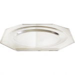 SOPPIL - TRAVESSA EM METAL ESPESSURADO A PRATA EM FORMATO OITAVADO E OVAL. Medidas: Largura 35cm e Comprimento 47cm.