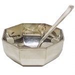 SOPPIL - MOLHEIRA EM METAL ESPESSURADO A PRATA EM FORMATO OITAVADO. Acompanha colher. Medidas: Altura 5cm Largura 12cm e Comprimento 12cm.Obs Em perfeito estado de conservação