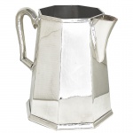 SOPPIL - LEITEIRA EM METAL ESPESSURADO A PRATA EM FORMATO OITAVADO. Medidas: Altura 17cm Largura 14cm e Comprimento 14cm.Obs Em perfeito estado de conservação