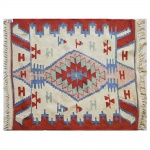 Tapete oriental em lã e algodão nas tonalidades predominantes vermelho e bege. Medidas:   90cm X 113cm