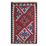 Tapete oriental em lã e algodão nas tonalidades predominantes vermelho azul e bege. Medidas:   41cm X 60cm.