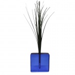 VILLE EL CAMPAGNE- Vaso em vidro na tonalidade azul cobalto com folhagens artificiais. Obs: Com marcas do tempo, necessita de limpeza. Medidas: Altura 10cm, Largura 3cm e Comprimento 10cm.