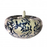 ETHNIX - POTICHE EM PORCELANA COM DETALHES ARTESANAIS NA TONALIDADE AZUL.  Medidas:  Altura 12cm e Diâmetro 23cm.