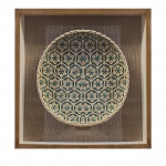 QUADRO DECORATIVO EM MADEIRA, CESTARIA E VIDRO .  Medidas: 50cm X 50cm.