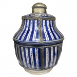 ETHNIX - POTICHE EM PORCELANA  NAS TONALIDADES AZUL E BRANCO COM DETALHES EM METAL. Medidas: Altura 25cm e Diâmetro 15cm.