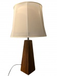 ETHNIX - ABAJUR COM BASE EM MADEIRA E METAL COM CÚPULA EM TECIDO. Medidas: Altura 77cm e Diâmetro 14cm.