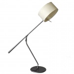 LUMINÁRIA DE MESA EM METAL E CUPULA EM TECIDO. Medidas: Altura 74cm e Diâmetro 71cm.