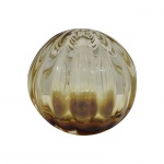Esfera decorativa em cristal na tonalidade âmbar. Medidas: Altura 12cm e Diâmetro 12cm.