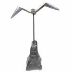 Enfeite em metal. Medidas: Altura 25cm, Largura 6cm e Comprimento 18cm.