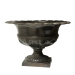 ETHNIX - Centro de mesa em metal. Medidas: Altura 23cm e Diâmetro 34cm.