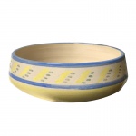 ETHNIX - Centro de mesa em cerâmica nas tonalidades amarelo e azul . Medidas: Altura 9cm e Diâmetro 27cm.