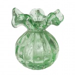 Vaso em cristal estilo trouxinha na tonalidade verde. Medidas: Altura 14cm e Diâmetro 12cm.