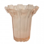 ETHNIX- Vaso em vidro na tonalidade salmão. Obs: Com pequeno bicado entre um dos gomos e outro minimo bicado na parte interna  Medidas: Altura 17cm e Diâmetro 16cm.