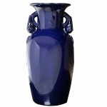 ETHNIX- Vaso em cerâmica na tonalidade azul cobalto. Medidas: Altura 13cm e Diâmetro 30cm.