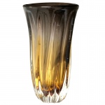LE LIS BLANC CASA - Vaso em cristal estilo murano nas tonalidades âmbar e marrom . Medidas: Altura 34cm e Diâmetro 18cm.
