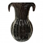 Vaso em cristal estilo murano na tonalidade preta . Medidas: Altura 30cm e Diâmetro 13cm.
