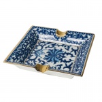 SILLA - Cinzeiro em porcelana na tonalidade predominante azul. Medidas: Altura 11cm e Diâmetro 11cm.