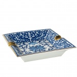 SILLA - Cinzeiro em porcelana na tonalidade predominante azul. Medidas: Altura 16cm e Diâmetro 16cm.