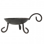 Porta vela em metal. Medidas: Altura 5cm e Diâmetro 10cm.