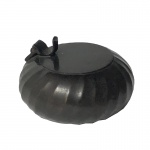 Porta vela em metal. Medidas: Altura 4cm e Diâmetro 7cm.