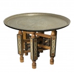 ETHNIX - MESA PARA CHÁ MARROQUINA EM MADEIRA NOBRE COM MADREPÉROLAS E FINO TRABALHO EM MARCHETARIA TAMPO EM LATÃO RICAMENTE CINZELADO FEITO A MÃO EM FORMA DE MADALA FLORAL. Medidas: Altura 30 e Diâmetro 45cm.