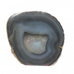 PEDRA RECONSTITUÍDA EM QUARTZO AZUL BRUTO. Medidas: Altura 11cm, Largura 6cm e Comprimento 11cm.