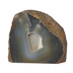 PEDRA RECONSTITUÍDA EM QUARTZO AZUL BRUTO. Medidas: Altura 9cm, Largura 5cm e Comprimento 11cm.