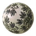 ETHNIX - Esfera decorativa em cerâmica pintada na tonalidade branca com detalhes em tema floral. Medidas: Altura 13cm e Diâmetro 13cm.