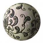 ETHNIX - Esfera decorativa em cerâmica pintada na tonalidade branca com detalhes em tema floral. Medidas: Altura 13cm e Diâmetro 13cm.