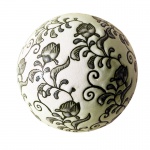 ETHNIX - Esfera decorativa em cerâmica pintada na tonalidade branca com detalhes em tema floral. Medidas: Altura 13cm e Diâmetro 13cm.