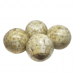 Lote com 4 esferas decorativas em osso esculpido. Medidas: Altura 10cm e Diâmetro 10cm.