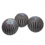 Lote com 3 esferas decorativas em cerâmica nas tonalidades azul e branco . Medidas: Altura 11cm e Diâmetro 11cm.