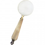 LE LIS BLANC CASA - Lupa em metal e vidro. Medidas: Altura 29cm, Largura 4cm e Comprimento 10cm.