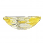 KOSTA BODA - Centro de mesa em Cristal com detalhes na tonalidade amarela. Medidas: Altura 3cm e Diâmetro 10cm.