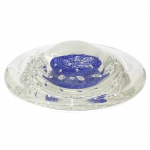 Peso de papel em cristal com detalhes na tonalidade azul.. Medidas: Altura 4cm e Diâmetro 14cm.