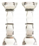 Par de Castiçais em Cristal. Obs: com mínimos bicados nas quinas. Medidas: Altura 26cm, Largura 26cm e Comprimento 26cm.