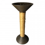 Porta velas em Metal e detalhes em Sisal. Medidas: Altura 24cm e Diâmetro 10cm.