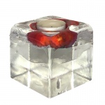 Castiçal em cristal com detalhe em vermelho. Obs: Com mínimo bicado na parte de baixo. Medidas: Altura 8cm, Largura 8cm e Comprimento 8cm.