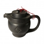 Bule decorativo em cerâmica oriental. Medidas: Altura 9cm e Diâmetro 12cm.