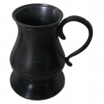 JOHN SOMERS- Bule decorativo em estanho. Medidas: Altura 7cm e Diâmetro 5cm.